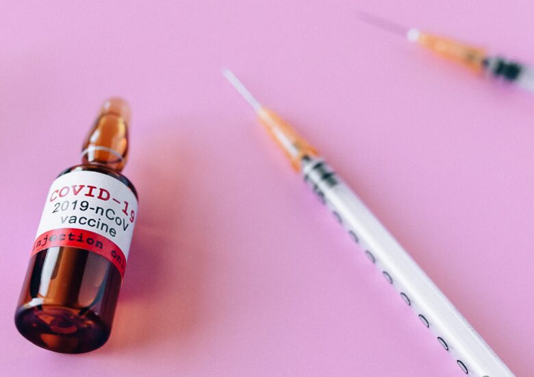 Pacienții cu scleroză multiplă ar trebui să se vaccineze împotriva COVID-19