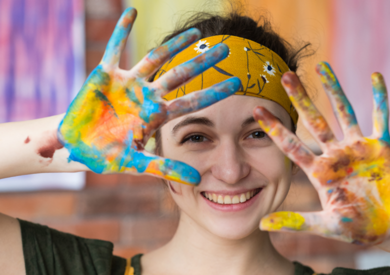 Cum ajută terapia prin artă gestionarea simptomelor de scleroză multiplă?