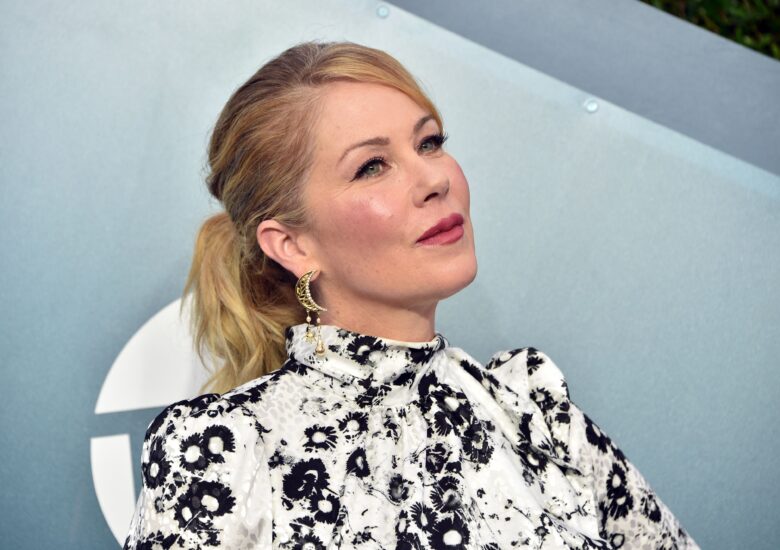 Diagnosticul de Scleroza Multiplă al Christinei Applegate a venit mai târziu în viață decât majoritatea. Iată ce înseamnă acest lucru