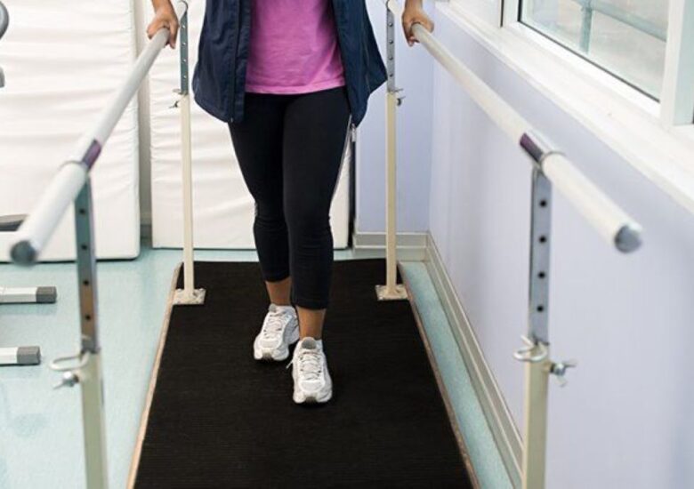 Cum putem gestiona simptomul clinic de „picior  căzut”  la persoanele cu  scleroza multiplă. Această complicație comună a SM poate îngreuna mersul pe jos.